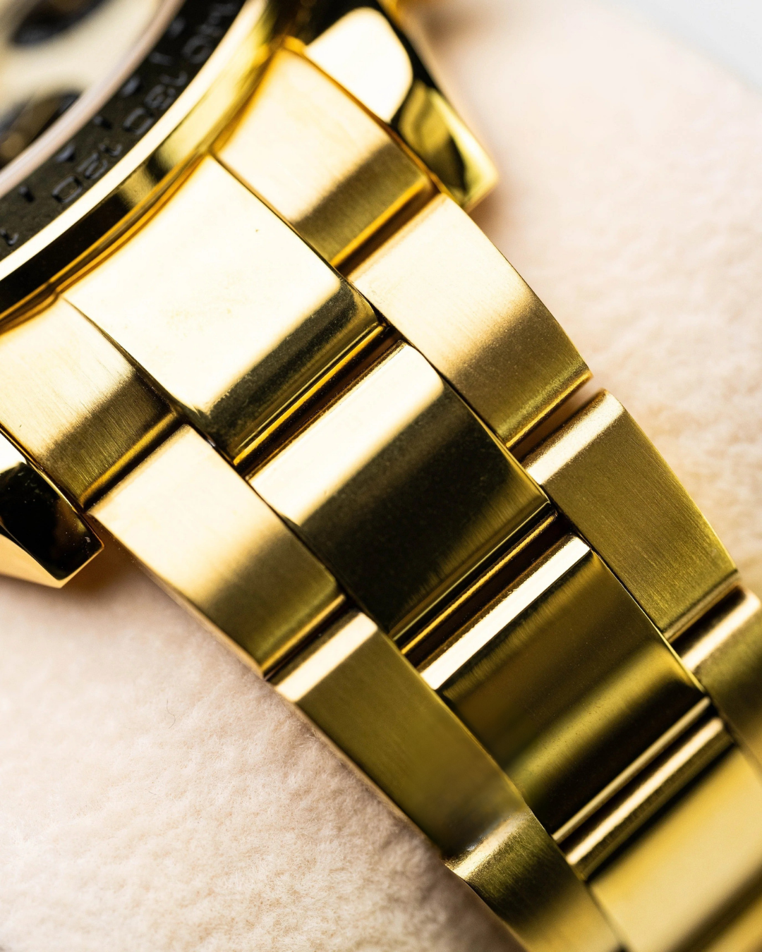 Racer | Gold Arabic