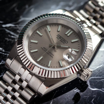 SEIKO MOD | DATE JUST SILVER | SILVER GREY INDEX DIAL